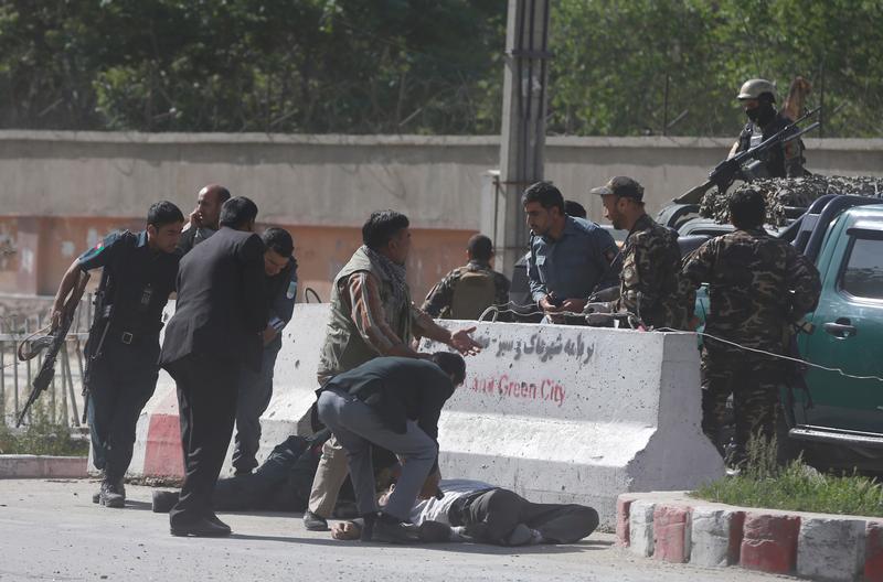 Des policiers afghans sur les lieux d’un double attentat-suicide à Kaboul, peu après un double attentat-suicide ayant fait de nombreuses victimes y compris au moins neuf journalistes, le 30 avril 2018.