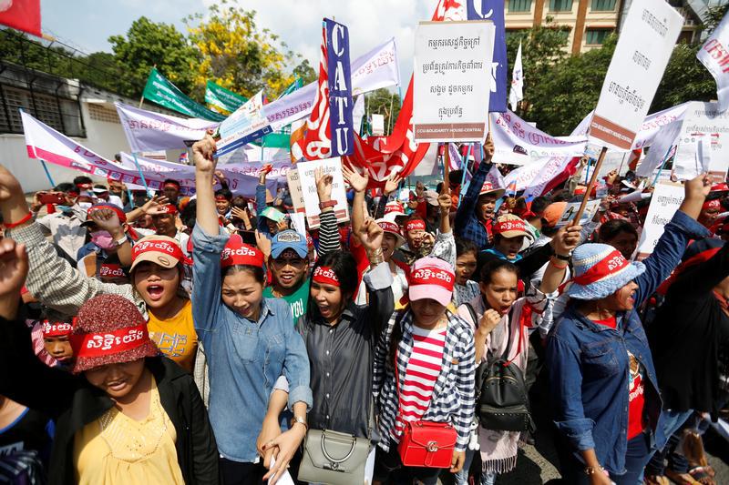 Pekerja garmen turut serta dalam unjuk rasa May Day di Phnom Penh, Kamboja, 1 Mei 2017. 