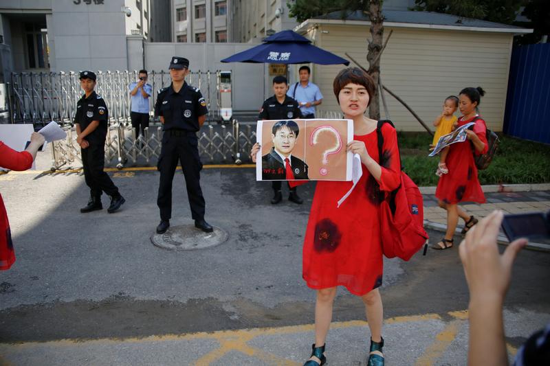 Li Wenzu, istri dari pengacara Wang Quanzhang, yang ditahan di tempat yang dikenal sebagai pemberangusan “709”, bergabung dengan sejumlah pengunjuk rasa di depan Kejaksaan Agung Rakyat di Beijing, Cina 7 Juli 2017. 