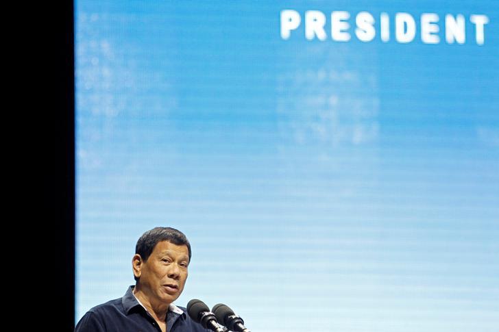 Presiden Filipina, Rodrigo Duterte, berbicara di hadapan warga Filipina yang menetap di Singapura di sebuah aula pertemuan di Singapura, 28 April 2018. 