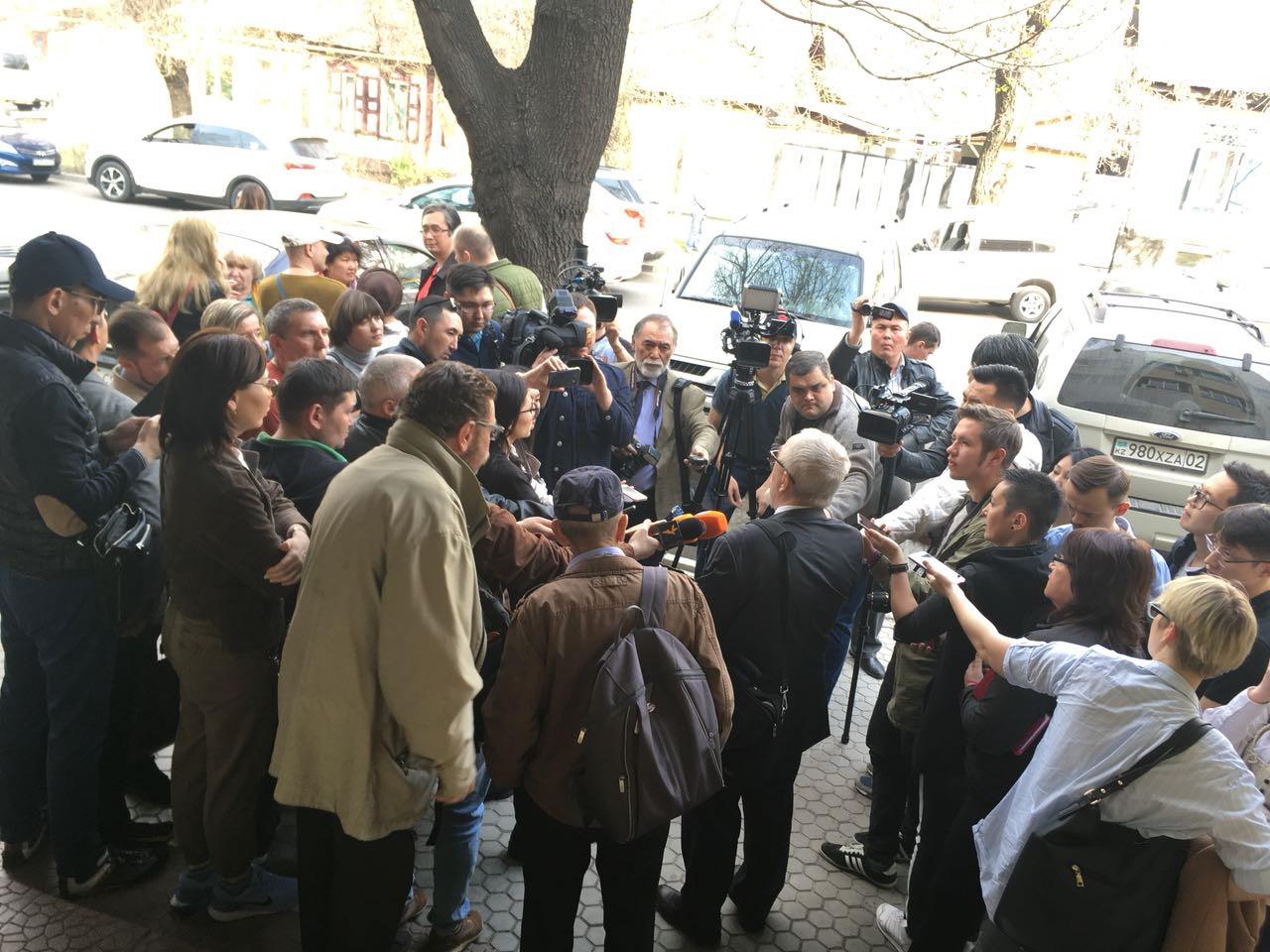Journalists, others gather around Vadim Boreiko, journalist and regular contributor to Ratel.kz, for comment after the April 5 court hearing against Ratel.kz and chief editor Marat Asipov. 