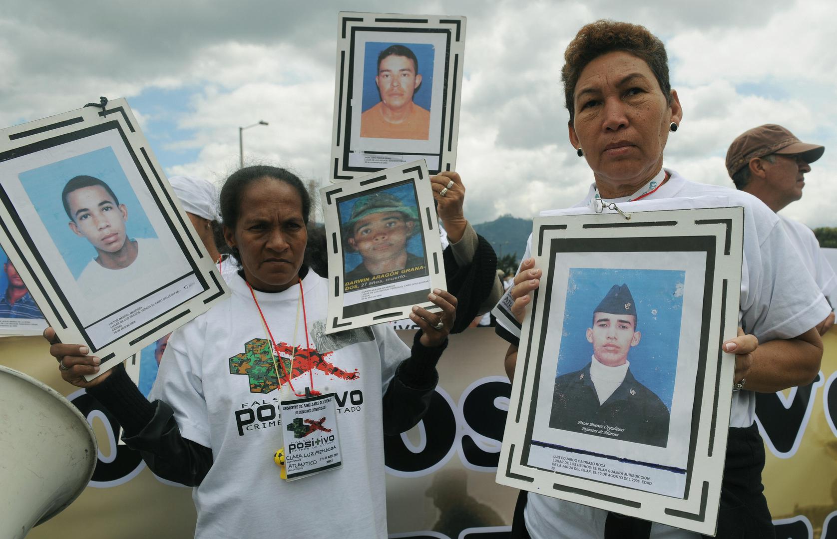 Familiares marchan con fotografías de sus seres queridos durante una manifestación el 6 de marzo de 2009 en Bogotá, en protesta por ejecuciones de “falsos positivos” y desapariciones forzadas.
