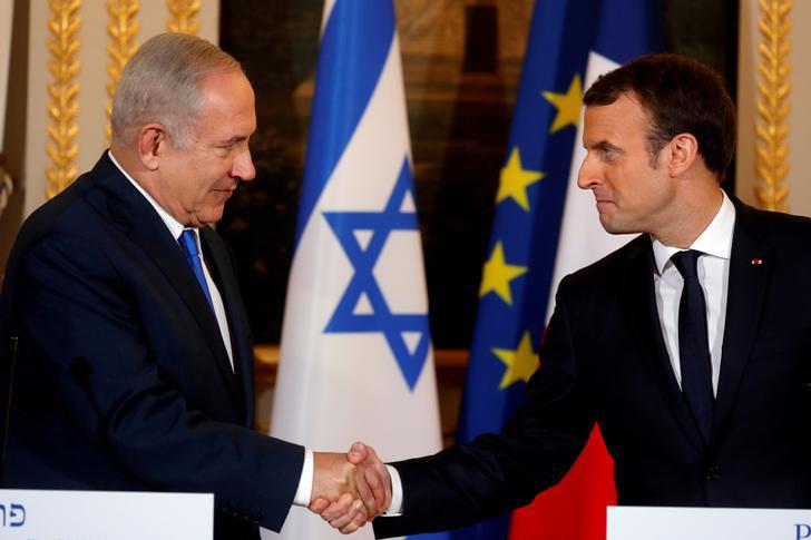 Presiden Prancis Emmanuel Macron dan Perdana Menteri Israel Benjamin Netanyahu menghadiri konferensi pers bersama di Istana Elysee di Paris, Prancis pada 10 Desember 2017. 