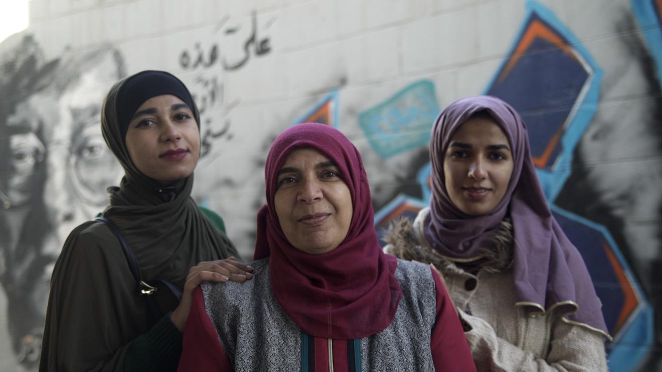 امرأة أردنية وابنتاها غير المواطنات في 9 فبراير/شباط 2018 في عمّان، الأردن.