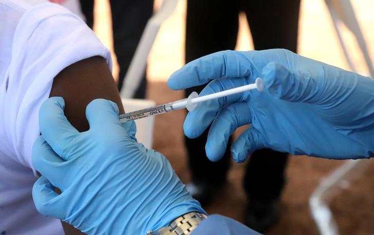 Un agent de l’Organisation mondiale de la santé (OMS) administre un vaccin lors du lancement d’une campagne contre une épidémie d’Ebola dans la ville portuaire de Mbandaka, en République démocratique du Congo, le 21 mai 2018.
