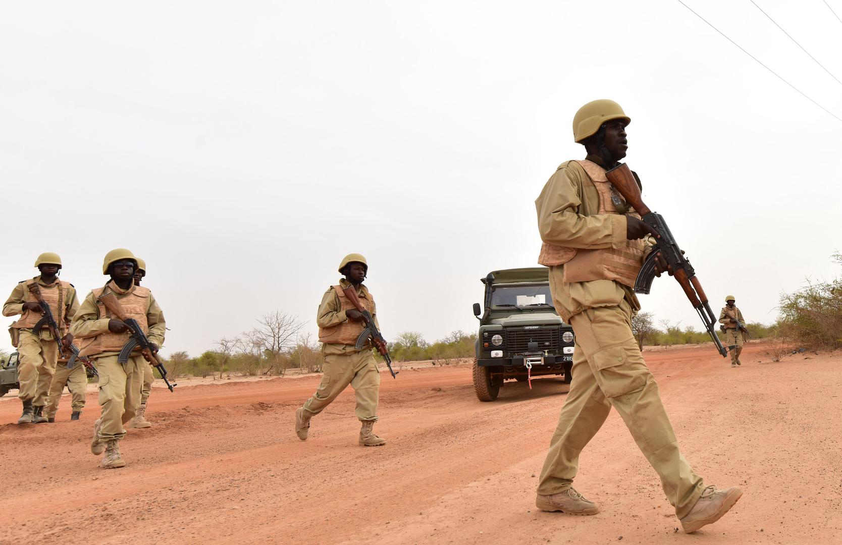 Des militaires burkinabè prennent part à un exercice d’entraînement au Burkina Faso le 13 avril 2018. 