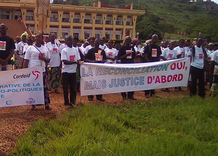 Des membres de la société civile militent pour la justice le 11 mai 2017, jour de la commémoration des victimes, à Bangui, en République centrafricaine. 