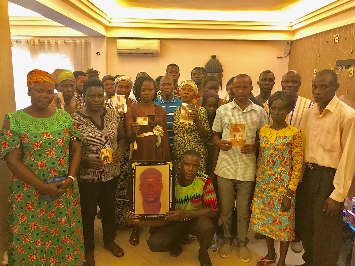 Des membres de familles de victimes ghanéennes d’un massacre commis en Gambie en 2005, photographiés à Kumasi, au Ghana, en avril 2018.