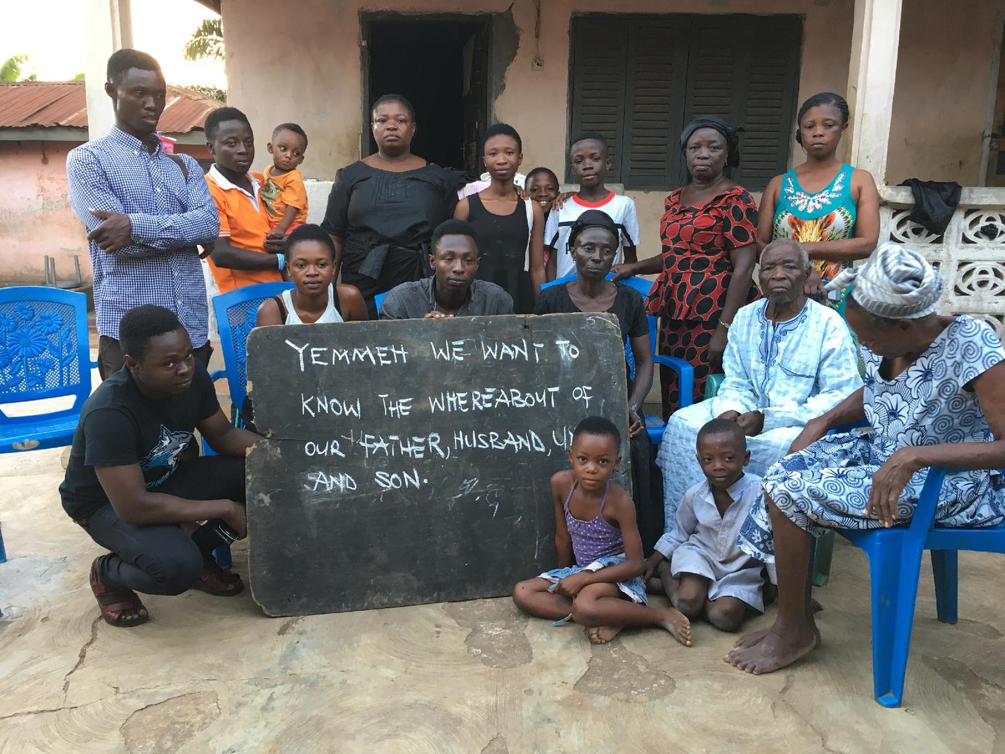 La famille de Peter Mensah, disparu en Gambie, photographiée à Akumadan, au Ghana, en avril 2018.
