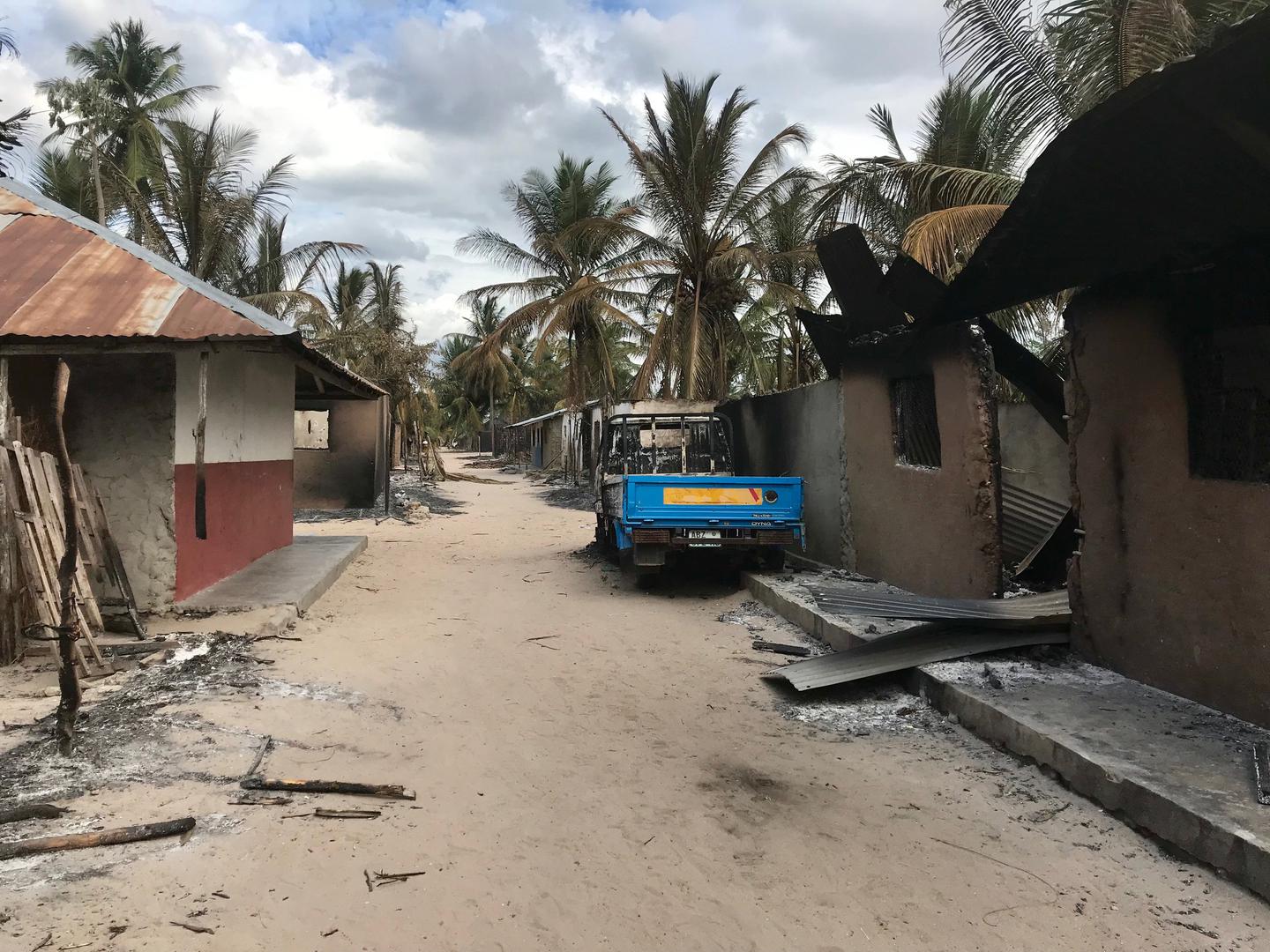 Algumas das casas incendiadas por um homem armado que atacou a aldeia de Naude, em 5 de junho de 2018. 