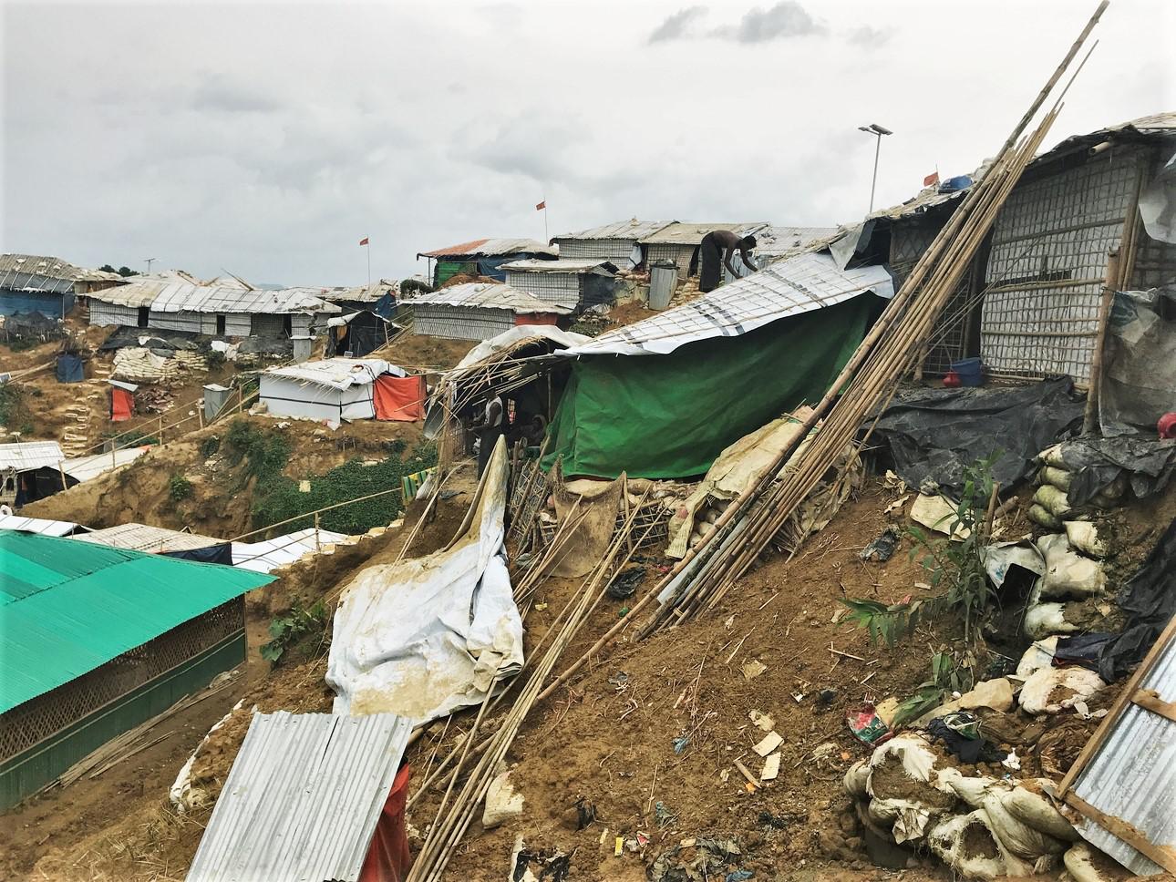 Décombres d'un abri partiellement emporté par un glissement de terrain lors d'une forte pluie dans le camp de réfugiés de Kutupalong-Balukhali. au Bangladesh, le 18 mai 2018. Les 17 réfugiés rohingyas qui y vivaient ont pu s'échapper à temps.