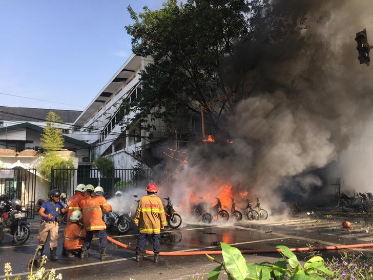 Petugas pemadam kebakaran berupaya memadamkan api setelah ledakan di Gereja Pantekosta Pusat Surabaya (GPPS), Surabaya, Jawa Timur, Indonesia, pada 13 Mei 2018.