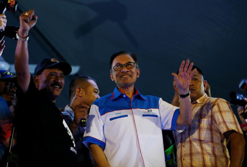 Malaysian politician Anwar Ibrahim, who was granted a royal pardon, arrives to speak to supporters in Kuala Lumpur, Malaysia May 16, 2018. 
