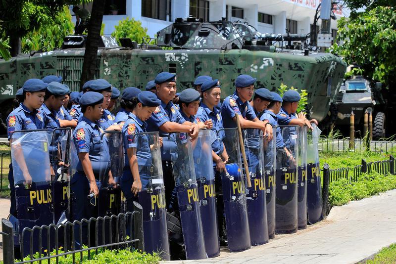 菲律宾国家警察带著防暴盾牌保卫东南亚国家联盟峰会会场，菲律宾马尼拉都会  2017年4月24日。