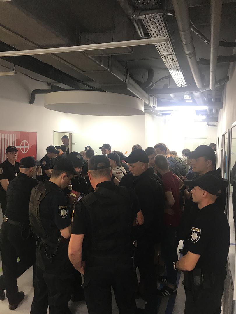 Поліція та члени радикальних угруповань біля приміщення, де мав відбутися захід, організований Amnesty International в Україні. Київ, Україна. 10 травня 2018 року.