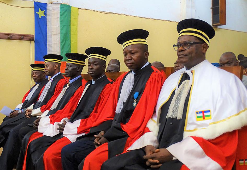 Le magistrat congolais Toussaint Muntazini (à droite), nommé Procureur spécial de la Cour pénale spéciale (CPS) –  chargée de mener des enquêtes et des poursuites relatives aux crimes contre l’humanité et crimes de guerre commis en République centrafricai