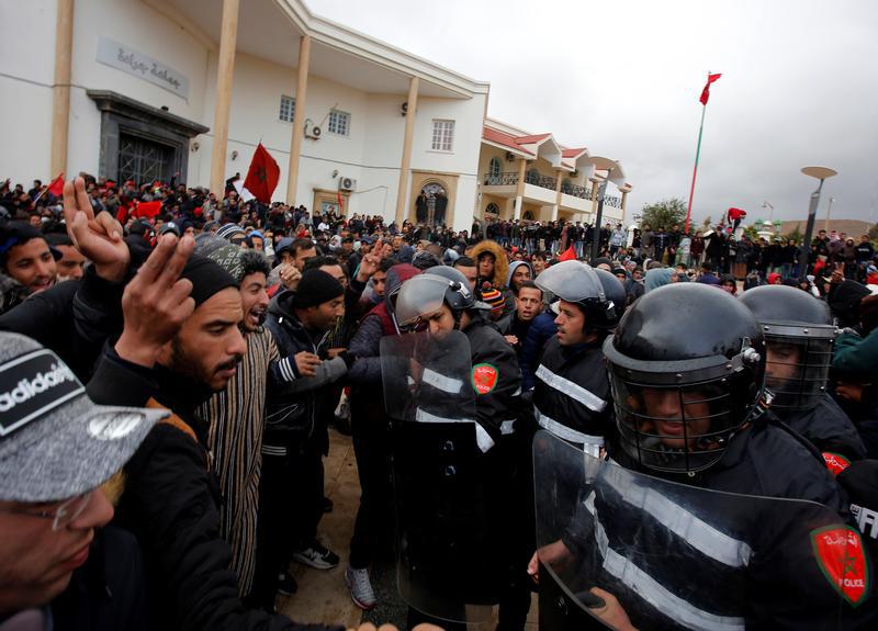 Riot police block demonstrators during a job protest after two miners died while working in a clandestine coal mine, in Jerada, Morocco, December 27, 2017. © 2017 Reuters