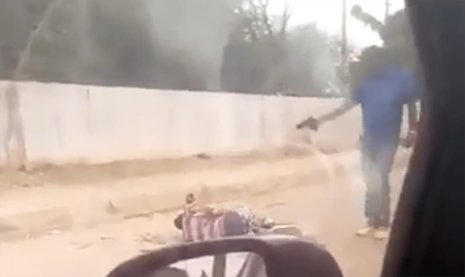 Um alambique de um vídeo gravado por uma testemunha de uma aparente morte sumária em Luanda, Angola, em 1 de junho de 2018.