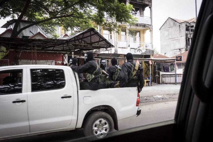 Des membres armés des forces de sécurité arborent des masques de squelettes noirs et blancs, apparemment pour intimider les manifestants, à Kinshasa, le 21 janvier 2018.
