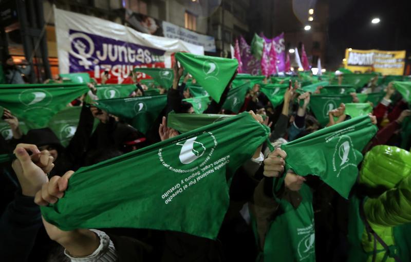 Para pengunjuk rasa membentangkan sapu tangan hijau, simbol gerakan hak-hak aborsi, dalam sebuah demonstrasi menuntut legalisasi aborsi di halaman gedung Kongres di Buenos Aires, Argentina, 31 Mei 2018. 