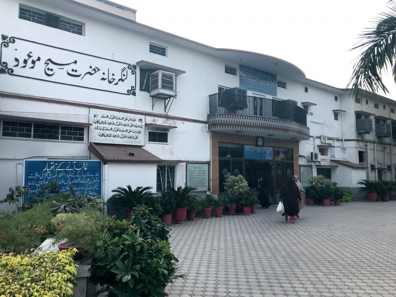 Tiga perempuan meninggalkan pusat kegiatan komunitas Ahmadiyah di Rabwah, Pakistan, 19 Oktober 2017.  