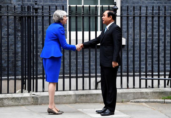 UK Prime Minister Theresa May greets Thailand’s Prime Minister Prayut Chan-ocha in London, June 20, 2018.