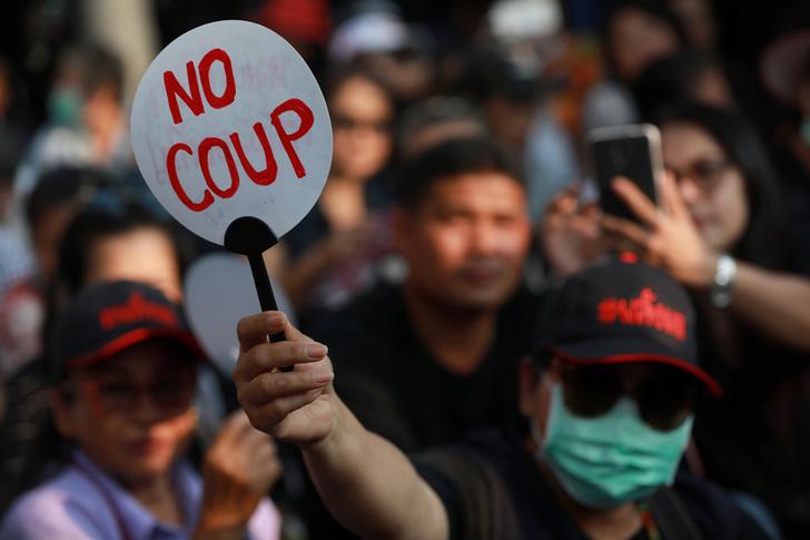 Manifestation en faveur d'élections libres en Thaïlande, tenue près du Monument de la Démocratie à Bangkok, le samedi 10 février 2018, par des activistes interpellant la junte au pouvoir depuis le coup d'État de mai 2014.