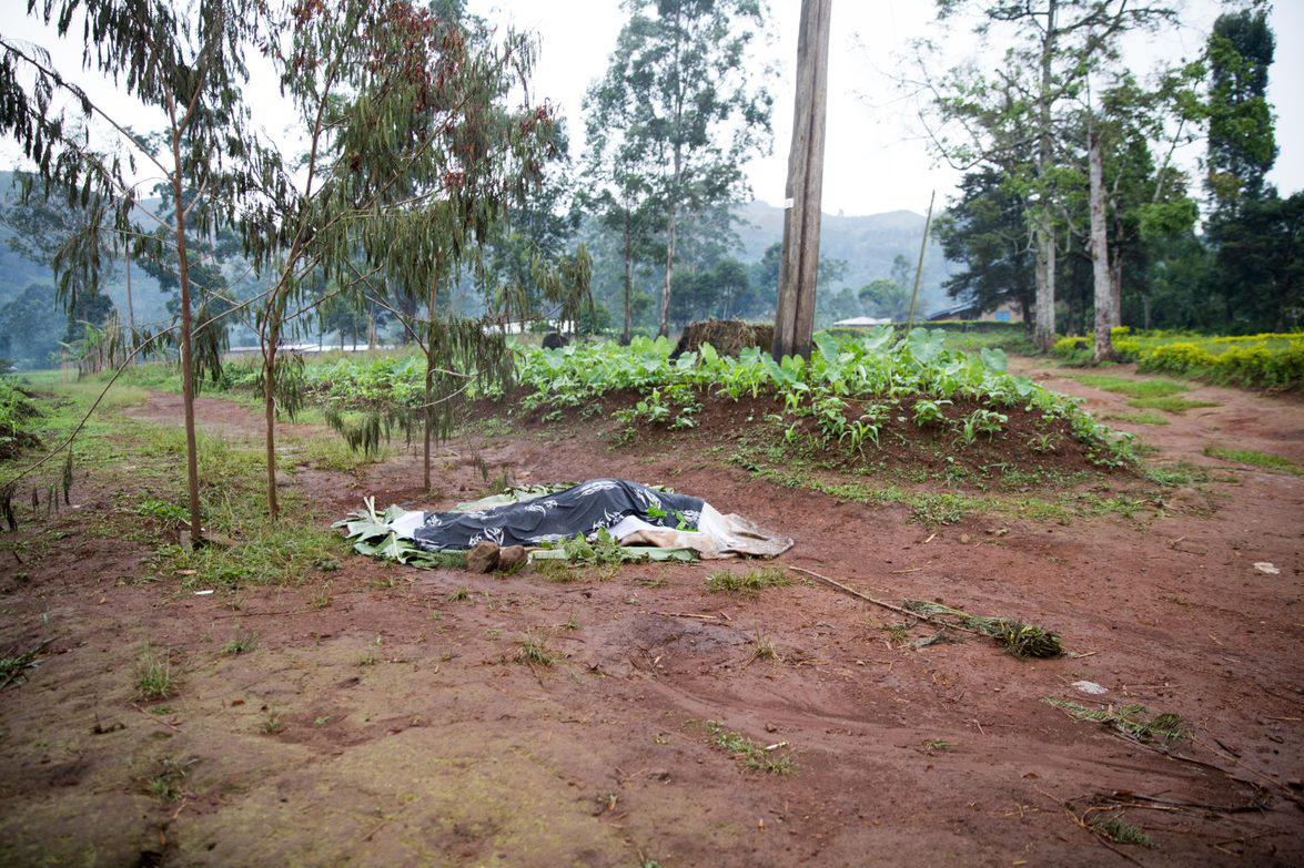 A covered body on the outskirts of Belo, following early April clashes between security forces and armed separatists in the North West region, April 2018. 