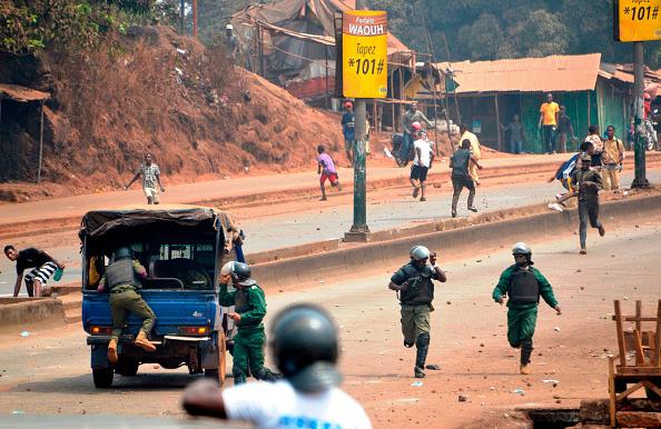 Des protestataires affrontent la police anti-émeute le 6 février lors d’une manifestation contre les résultats des élections communales du 4 février en Guinée.