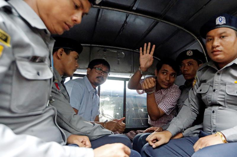 Les journalistes birmans Wa Lone et Kyaw Soe Oo, employés par Reuters, dans le fourgon de police devant les ramener à la prison d'Insein, suite à l'audience tenue dans un tribunal de Yangon, au Myanmar, le 9 juillet 2018.