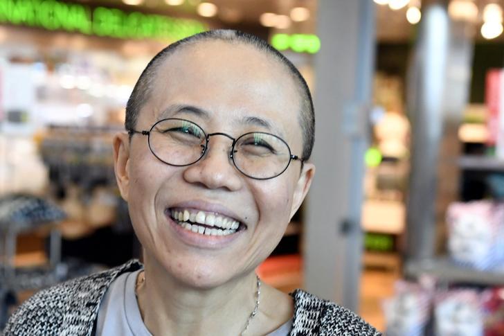 Liu Xia, the widow of Chinese Nobel Peace Prize-winning political dissident Liu Xiaobo, smiles as she arrives at the Helsinki International Airport in Vantaa, Finland, July 10, 2018. Lehtikuva/Jussi Nukari via REUTERS 