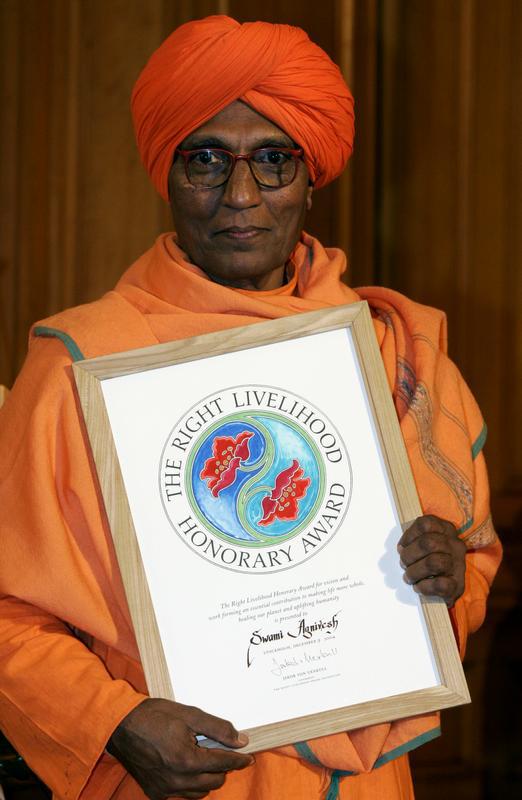 9 दिसंबर, 2004 को स्टॉकहोम में पुरस्कार वितरण समारोह के बाद 'राईट लाइवलीहुड अवार्ड' के साथ भारत के हिंदू मानवाधिकार कार्यकर्ता स्वामी अग्निवेश. इस अवार्ड को आमतौर पर 'वैकल्पिक नोबेल पुरस्कार' के रूप में जाना जाता है. 