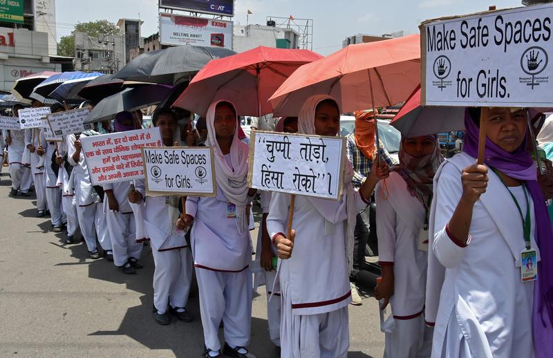 印度贾坎德邦兰契县女学生参加示威游行，抗议该邦查特拉县、帕考县两名少女被强暴案件，2018年5月8日。