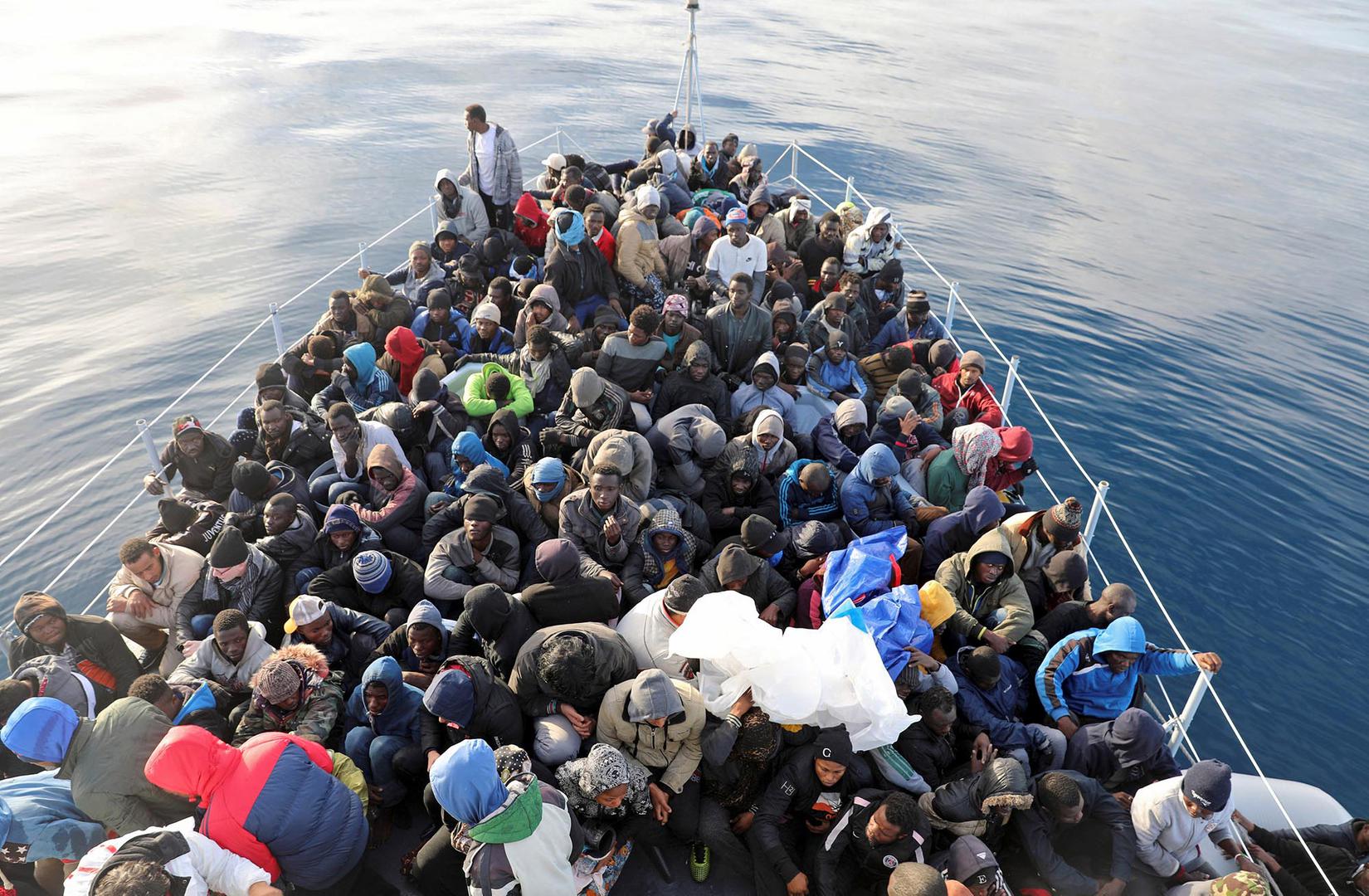  مهاجرون على متن قارب "حرس السواحل الليبي" في البحر المتوسط على الساحل الليبي، 15 كانون الثاني/يناير 2018.