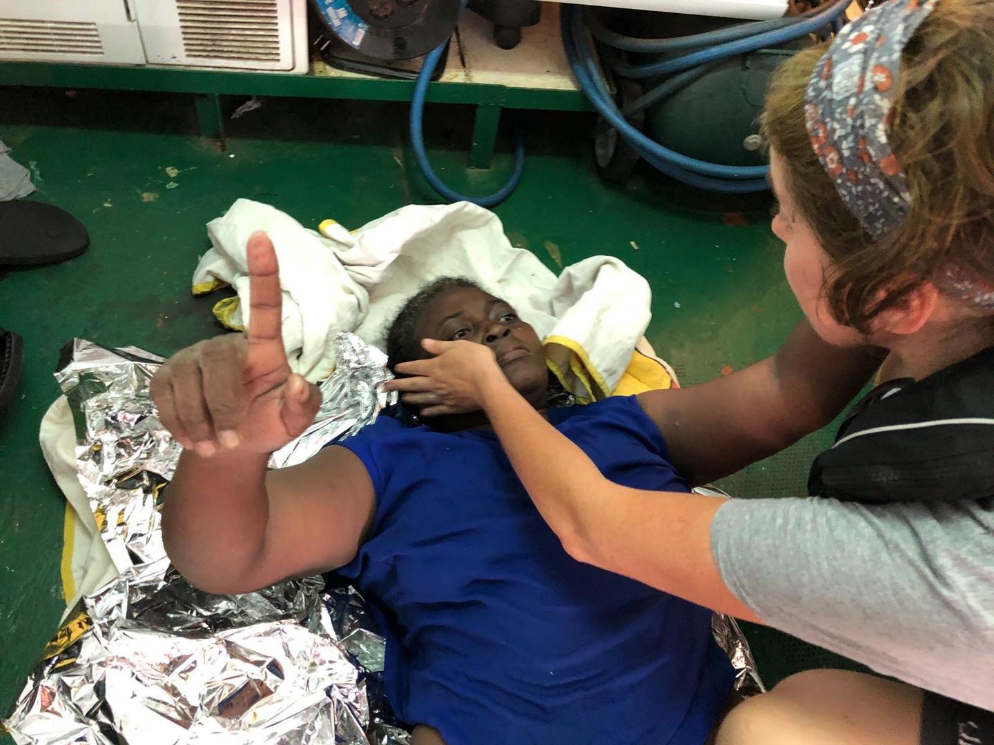 Josefa, una donna del Cameroon, appena dopo essere stata soccorsa da un gommone distrutto nel Mediterraneo da parte del gruppo spagnolo Proactiva, 17 luglio 2018. L’organizzazione ha anche recuperato due cadaveri di una donna e un bambino.