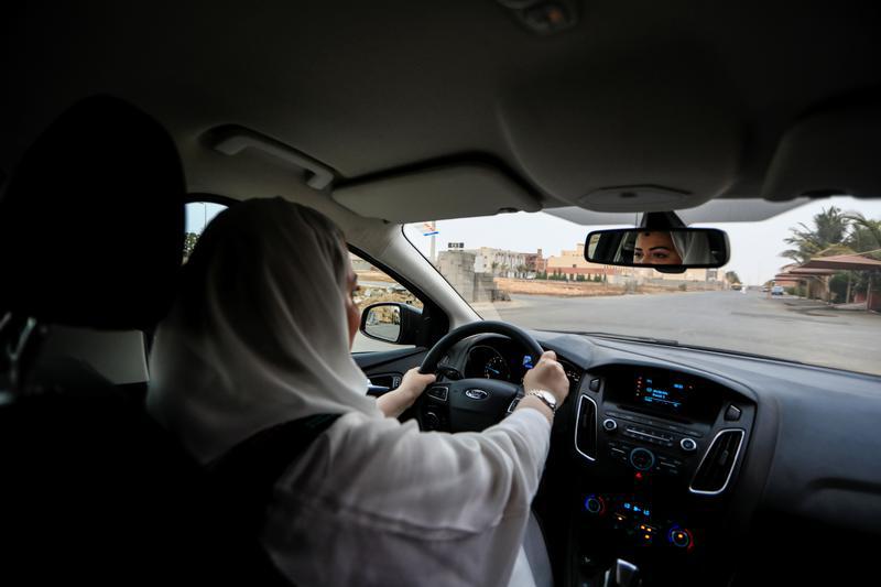 A Saudi woman drives around the side roads of a neighborhood in Jeddah, Saudi Arabia, June 21, 2018. © 2018 Reuters/Zohra Bensemraامرأة سعودية تقود سيارتها بمحاذاة الطُرُقات الجانبية لحي في جدّة، السعودية، 21 يونيو/حزيران 2018.