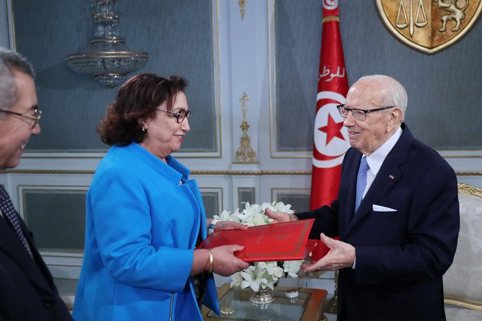 La présidente de la Commission des libertés individuelles et de l'égalité (COLIBE), Bochra Bel Haj Hmida, remet au président tunisien Beji Caid Essebsi le rapport de la Commission, le 8 juin 2018. © 2018 Commission de la liberté individuelle et de l'égali
