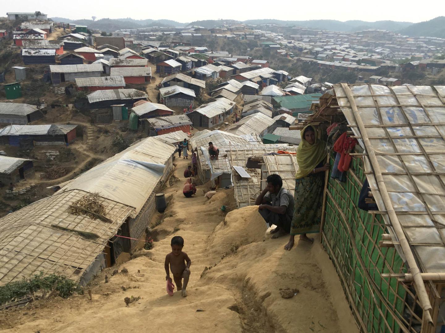 Seorang anak laki-laki berjalan menaiki jalur curam di Kamp Chakmarkul untuk Pengungsi Rohingya di wilayah selatan Bangladesh, Februari 2018. 