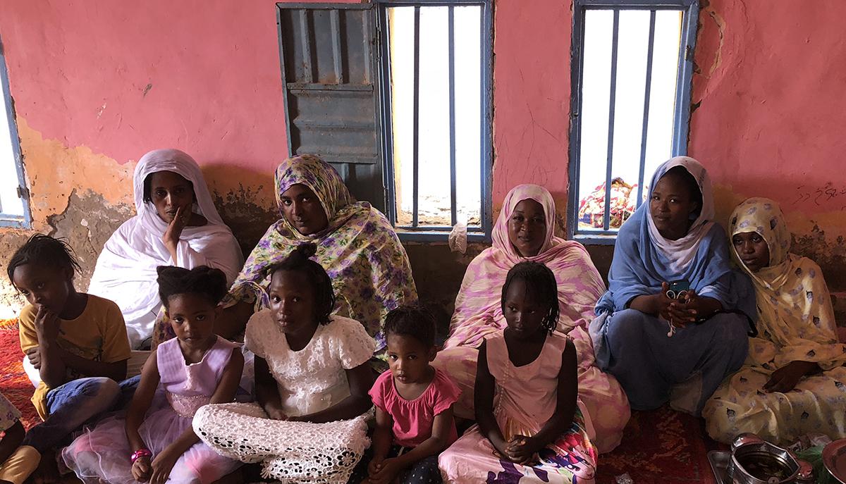 Des femmes et des filles appartenant à la famille de l’activiste détenu Abdallahi Yali, photographiées à leur domicile à Nouakchott, en Mauritanie, en septembre 2018. 