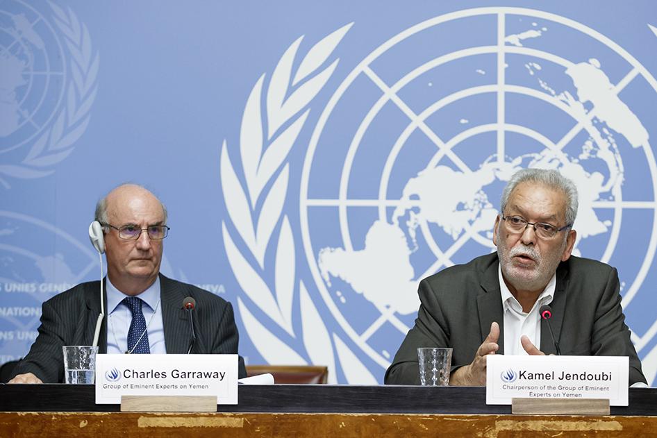 Kamel Jendoubi (à droite), président du Groupe d'experts éminents des Nations Unies sur le Yémen, et Charles Garraway (à gauche), membre de ce Groupe, présentent le premier rapport du GEE sur les graves abus commis par les diverses parties au conflite dan