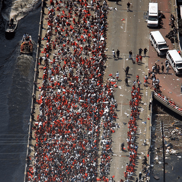 Des prisonniers évacués lors de l’Ouragan Katrina ayant frappé la Nouvelle-Orléans, en Louisiane, le 31 août 2005.