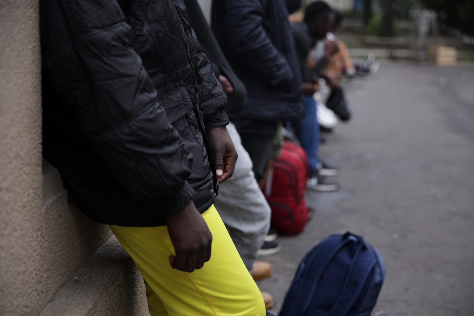 Des adolescents non accompagnés font la queue devant le Dispositif d'évaluation des mineurs isolés étrangers (DEMIE)