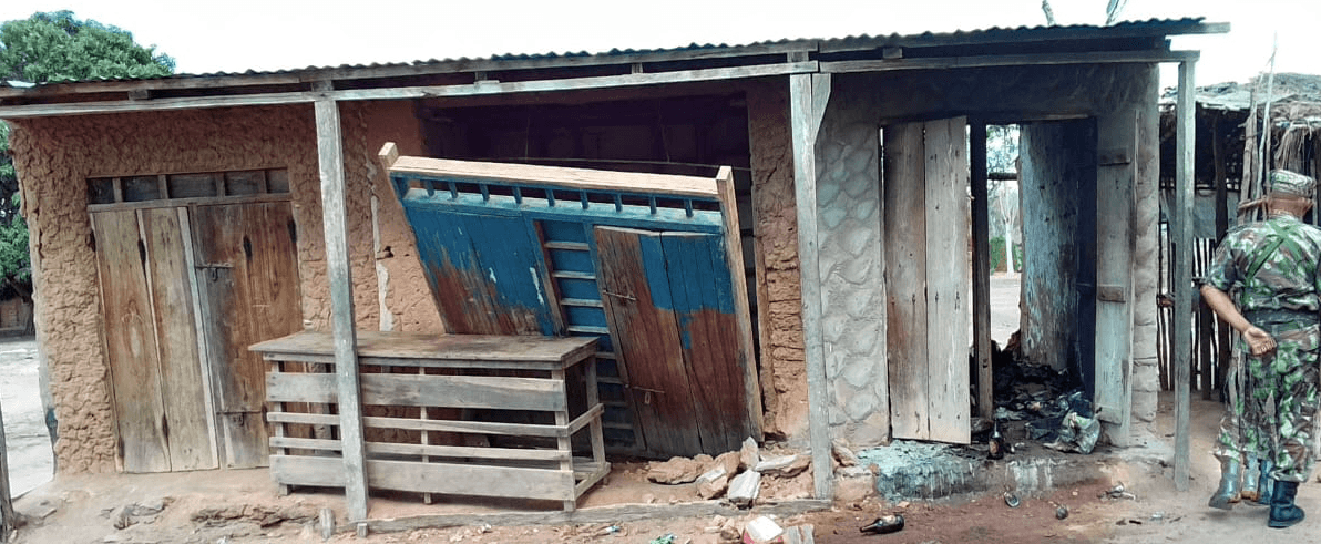 Um soldado do exército moçambicano inspeciona um edifício destruído durante um ataque noturno levado a cabo pelo que se suspeita ser um grupo islâmico armado, na aldeia de Chicuaia Velha, distrito de Nangade, em 23 de novembro de 2018.  © 2018 Alexandre Z