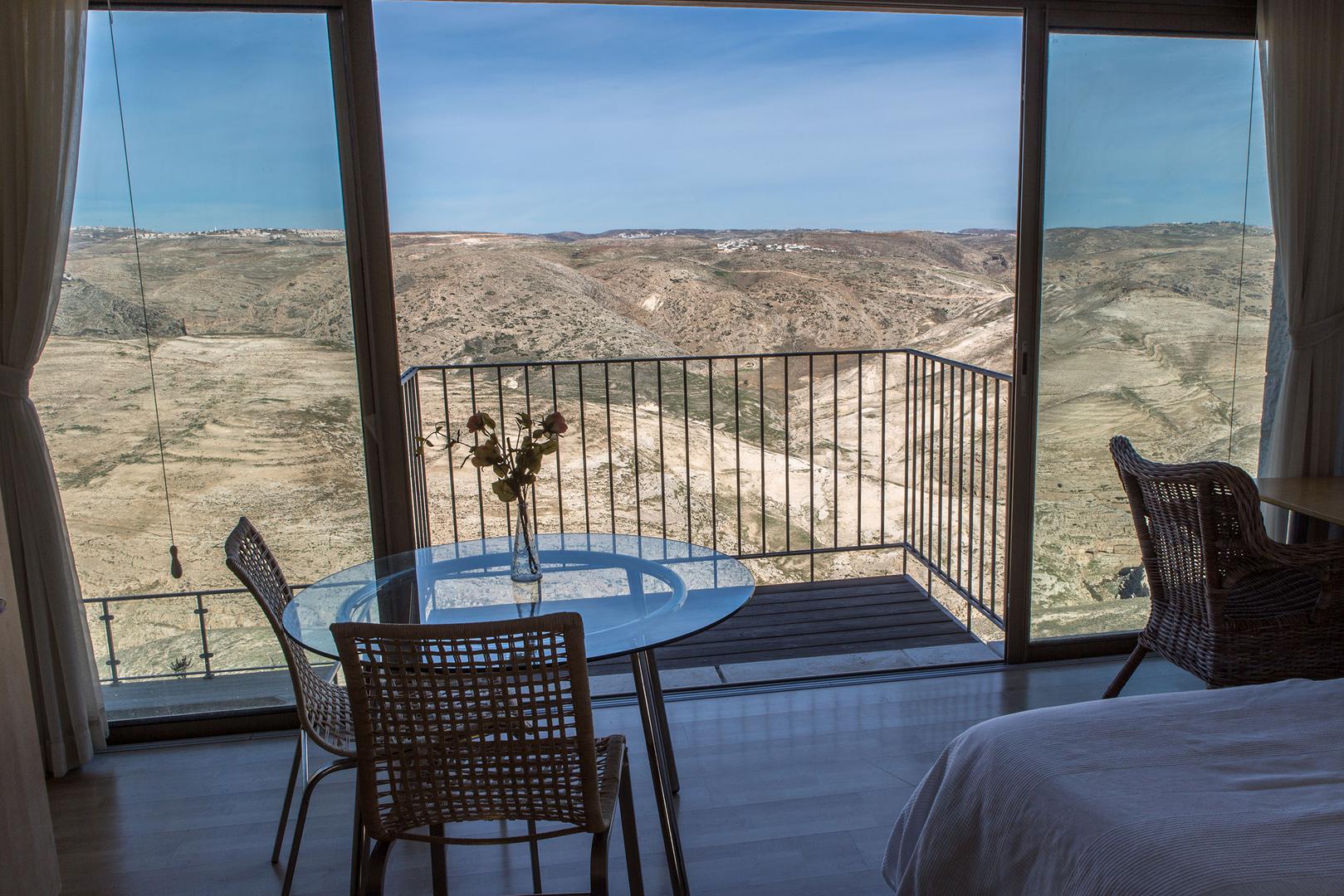מבט מתוך נכס בהתנחלות נופי פרת שבגדה המערבית הכבושה, המפורסם באתר Airbnb. 