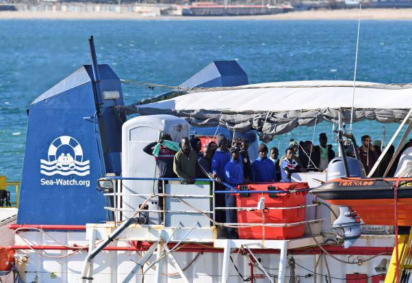 La nave di salvataggio Sea-Watch 3, che trasporta 47 migranti, entra nel porto siciliano di Catania, giovedì 31 gennaio 2019.