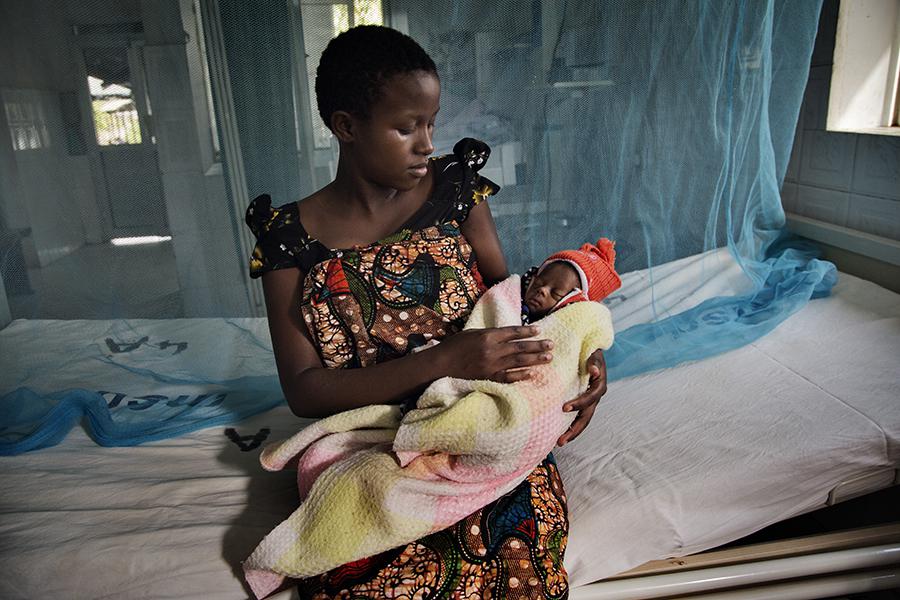 Angela, une jeune mère âgée de 15 ans, photographiée avec son bébé dans un hôpital à Shinyanga, en Tanzanie, en août 2014.