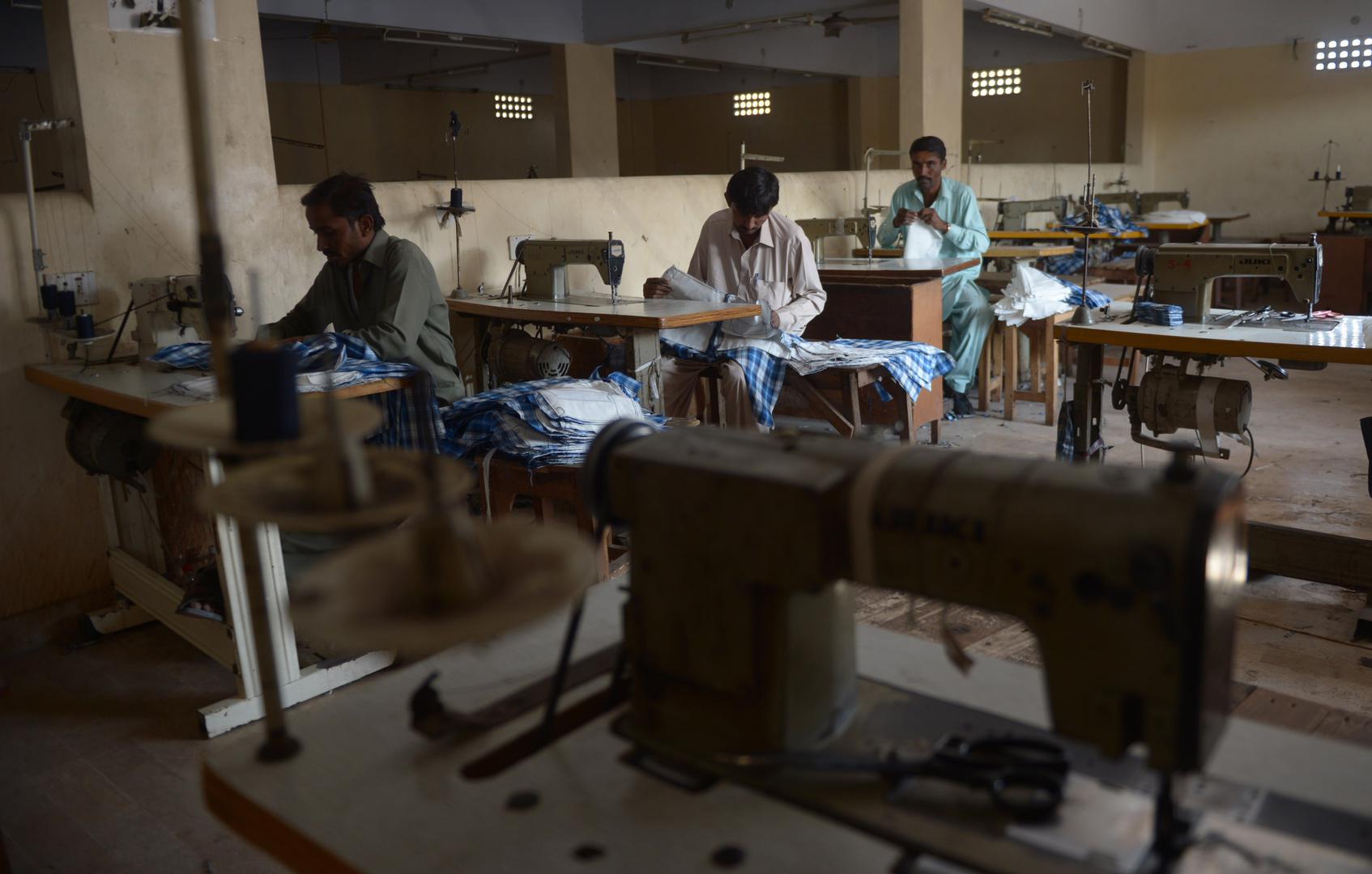 Des ouvriers du textile confectionnent des chemises dans une usine à Karachi, au Pakistan, en février 2015.