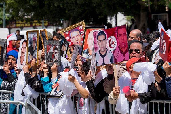 عائلات أشخاص قتلوا في الثورة التونسية في 2011 يحتجون على الأحكام الخفيفة التي أصدرتها المحاكم العسكرية على مسؤولين سابقين، تونس العاصمة، 16 أبريل/نيسان 2014. 