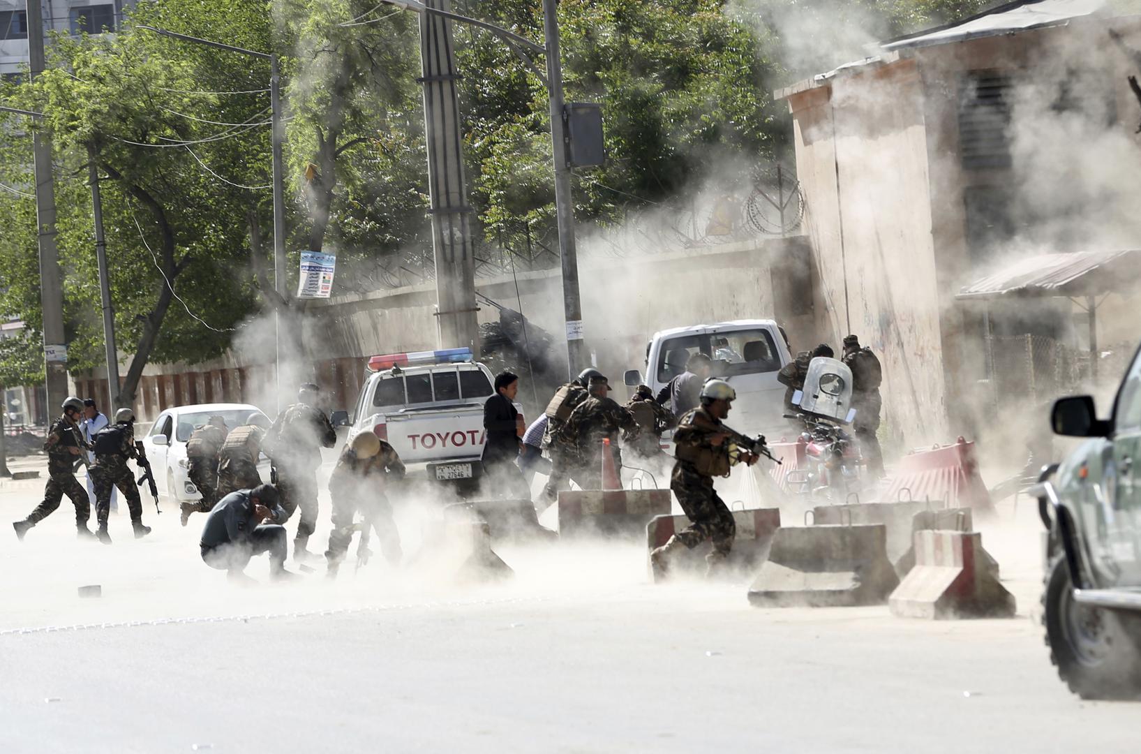 Security forces run from the site of a suicide attack after the second bombing in Kabul, Afghanistan, April 30, 2018. The coordinated double suicide bombing in central Kabul killed at least 25 civilians, including nine journalists. © 2018 AP Photo/Massoud