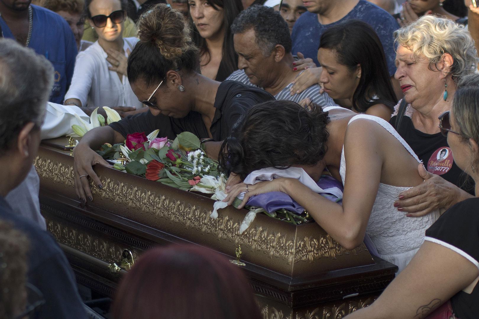 Parentes choram durante funeral da vereadora Marielle Franco, assassinada na noite anterior por dois agressores não identificados no Rio de Janeiro, na quinta-feira, 15 de março de 2018. 